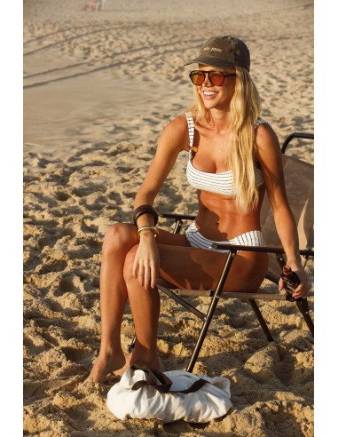 Biquíni listrado texturizado com top estruturado e cueca Borboleta na praia