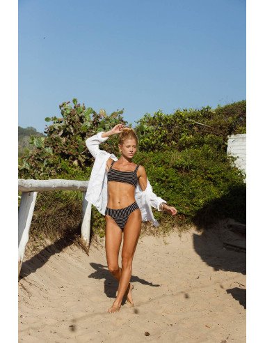 Biquíni listrado preto e branco Geko Bikinis em look de praia