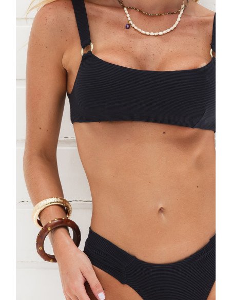 Detalhe do Biquíni Preto Canelado com Top Reto e cueca Borboleta Asa Delta