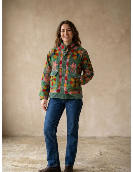 Casaco bordado suzani em veludo verde multicolor totalmente forrado vestido por modelo com calças de ganga